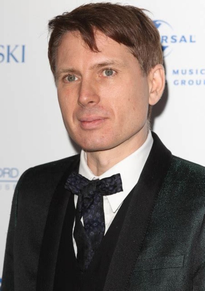 
Alex Kapranos Height, Weight, Net Worth, Age, Birthday, Wikipedia, Who, Nationality, Biography 
