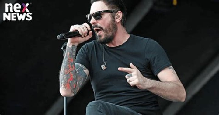 Benjamin Burnley is Married to Wife: Rhiannon Napier. Kids.
