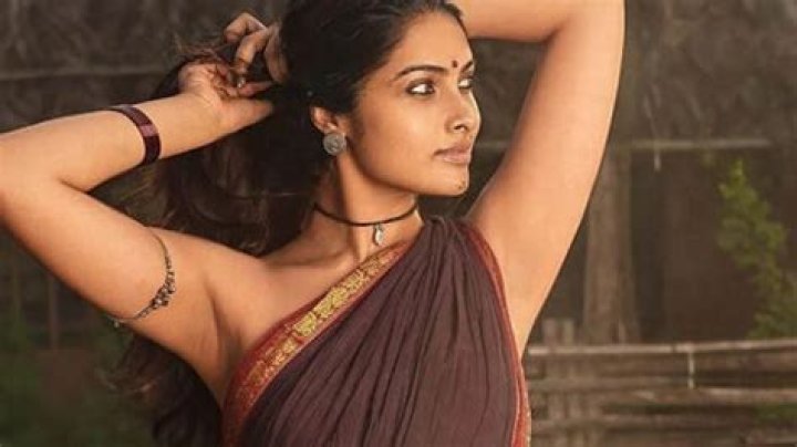 
Divi Vadthya Height, Weight, Net Worth, Age, Birthday, Wikipedia, Who, Nationality, Biography 