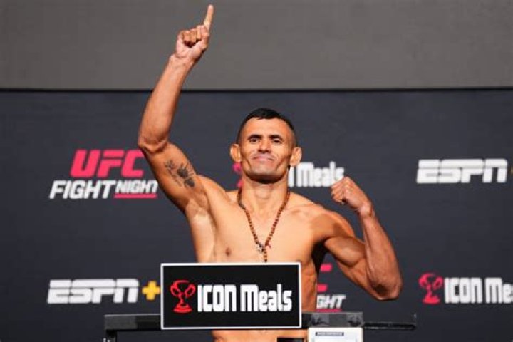 
Douglas Silva de Andrade Height, Weight, Net Worth, Age, Birthday, Wikipedia, Who, Nationality, Biography 