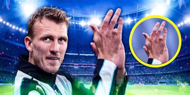 
Fans Notice That Newcastle Player Dan Burn Only Has 4 Fingers, What Exactly Happened To Him Hand? 