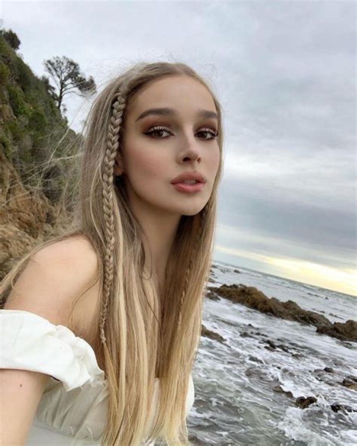 
Grace Hyland Height, Weight, Net Worth, Age, Birthday, Wikipedia, Who, Instagram, Biography 