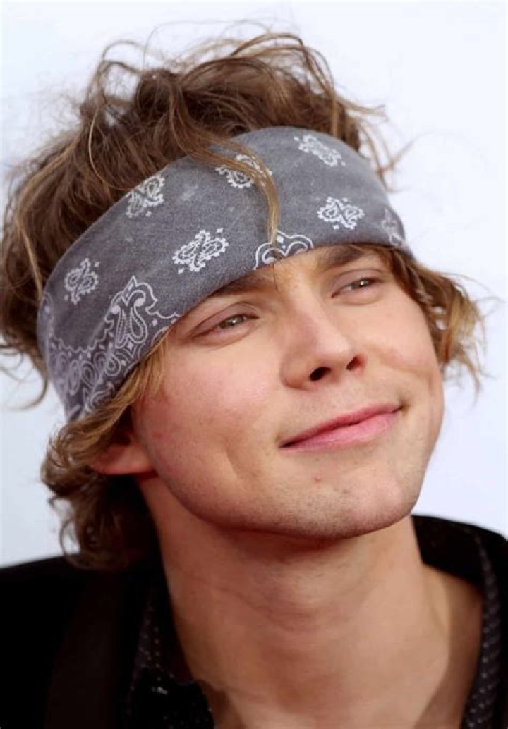 How tall is Ashton Irwin? Height, Age, Girlfriend, Eyes, Hairs, Bio