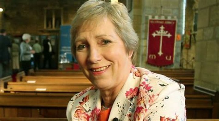 
Is Pam Rhodes Married? Her Biography, Age, Husband, Family, Books, Net worth and Death 