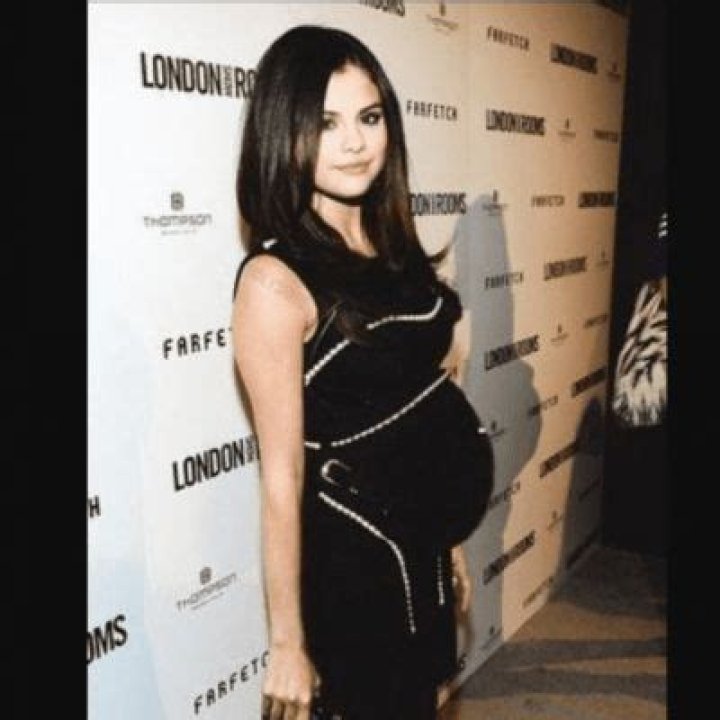 
Is Selena Gomez Pregnant? Baby Bump Rumors Spark Online 
