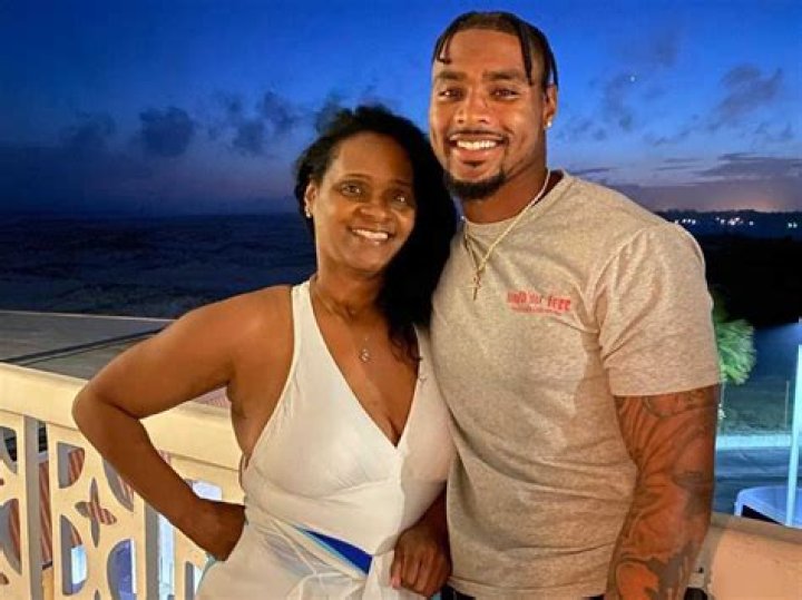 
Jonathan Owens Family Life with Mom Arthurine Cannon 