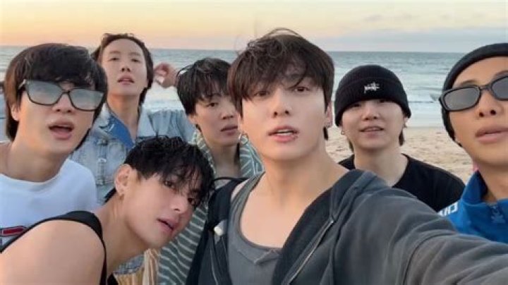 
“Jungkook’s hair OMG: BTS star takes over Twitter trends as ARMYs go gaga over latest WeVerse live 