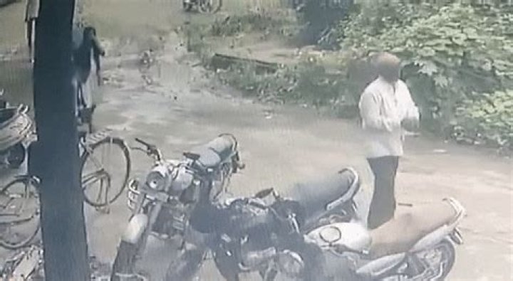 
Maha double tragedy: Man shoots girlfriend on road, gets killed by vehicle while fleeing 