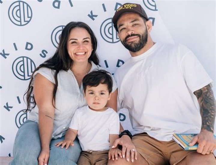 
Meet Amanda Nunes Parents Ivete And Sindoval Nunes, Siblings Vanessa 