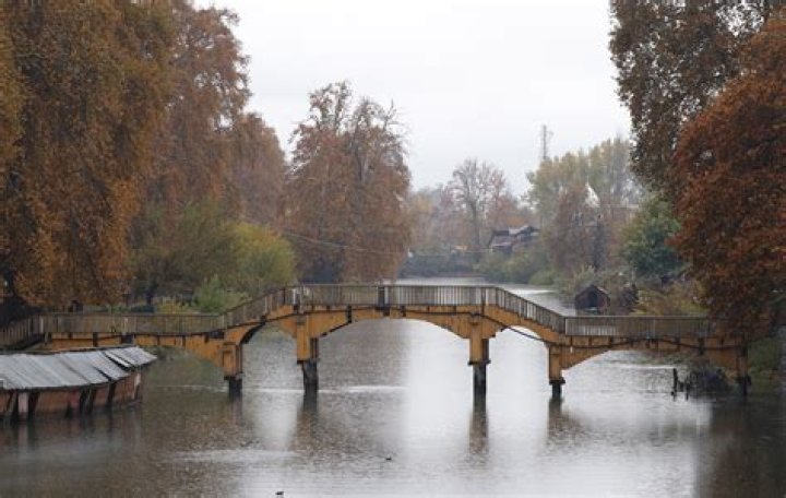 
Partly cloudy sky, light rain likely in J&K: MeT 