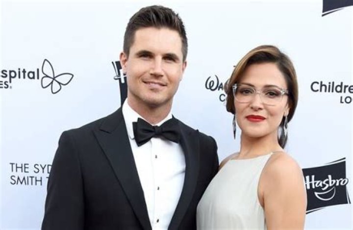 Robbie Amell Height, Net Worth, Age,Wiki, Who, Biography, Boyfriend, Girlfriend