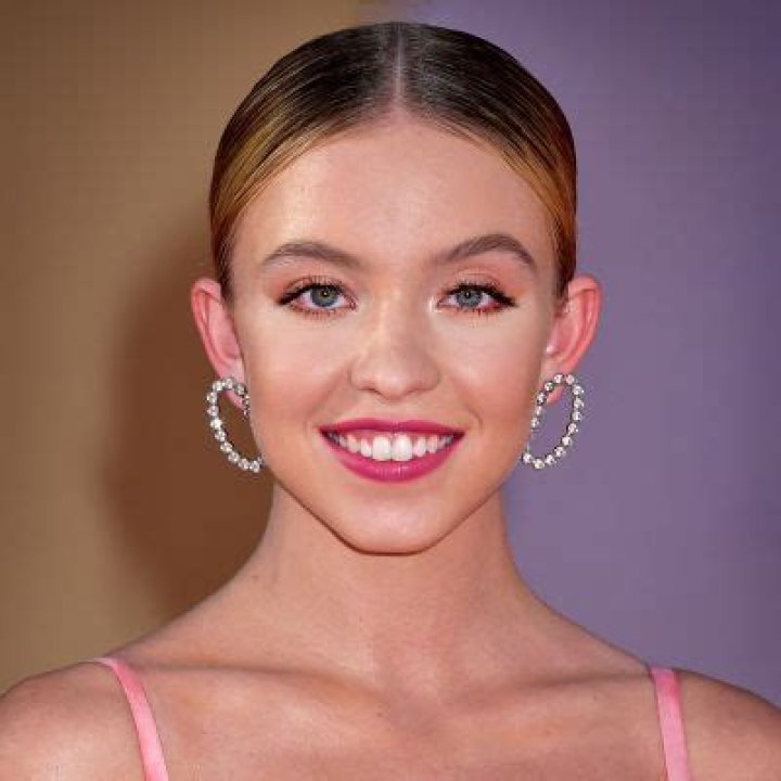 
Sydney Sweeney Opened Up About Her Financial Difficulties Despite Being Famous 