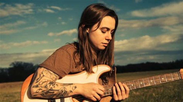 
Who Is Julien Baker Dating In 2023? 