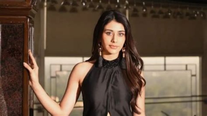 
Yasir Hussain Height, Weight, Net Worth, Age, Birthday, Wikipedia, Who, Nationality, Biography 